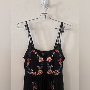 FOREVER 21 - NWT Maxi Dress with adjustable straps Floral Design in Medi…